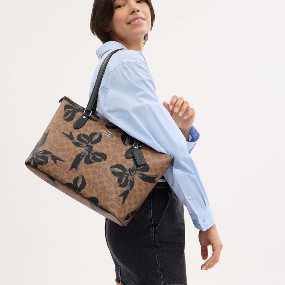NWT Coach Gallery Tote Bag In Signature Canvas With Bow Print CZ174 - Picture 11 of 12